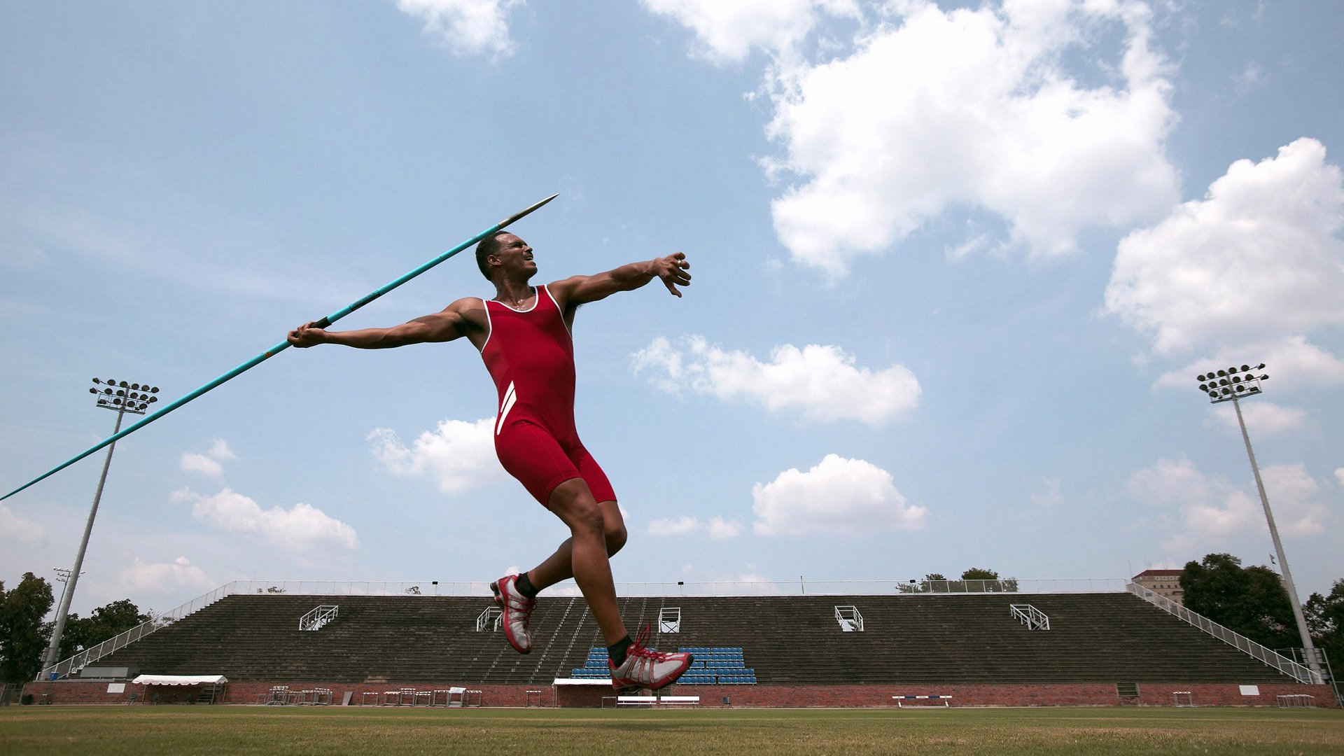 “高新体育中心篮球赛:全场沸腾,精彩绝伦”