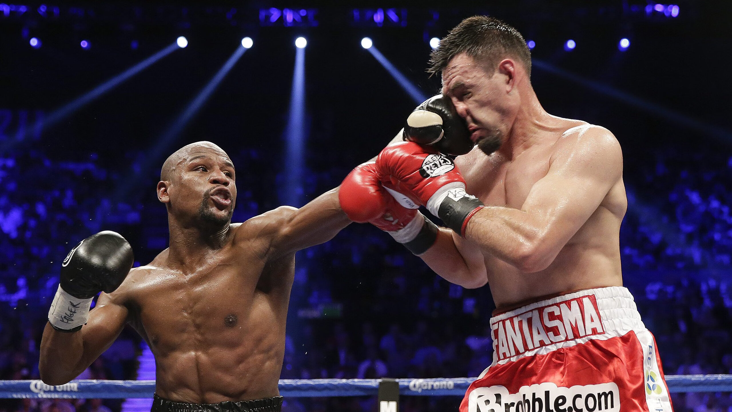 尼尔·巴特尔带领袋鼠队防线屡屡成功化解对方攻势