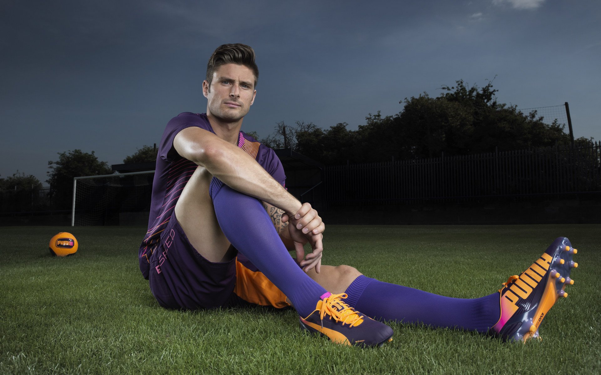 阿伦·斯密斯：他与全黑队后场的默契配合，为球队提供强大支持